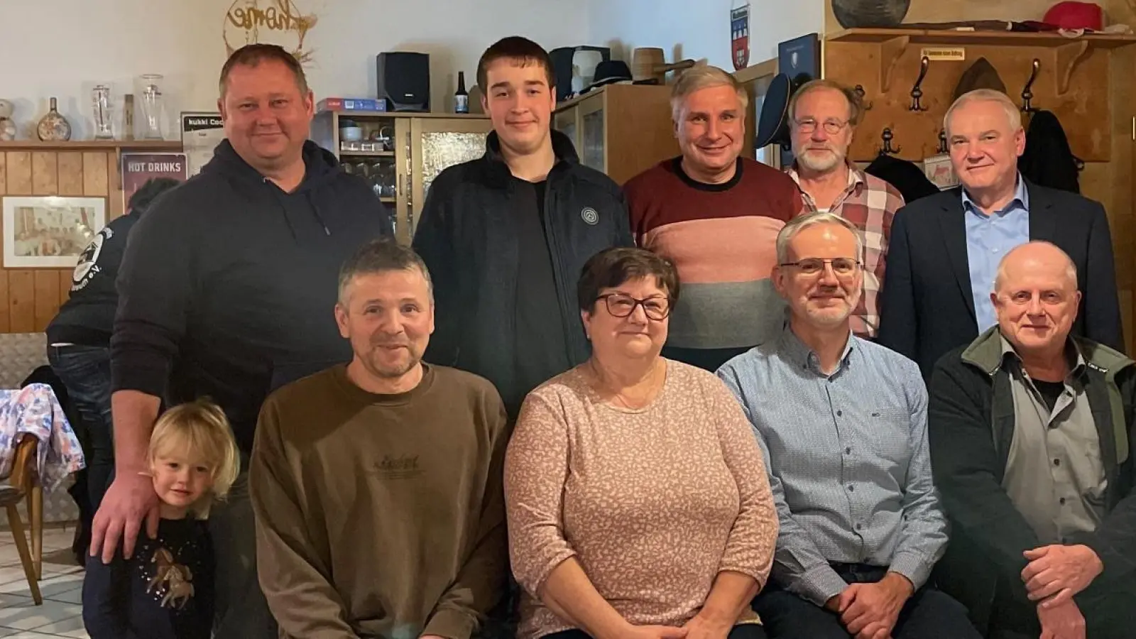 Vorstandschaft und Ehrengäste. (Bild: Nadine Kappauf)