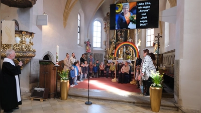 Lob, Dank und Anerkennung wurde Elke Hör bei ihrer Verabschiedung zuteil.<br>Bild) Von links: Elke Hör,Vorsitzender Manfred Venzl und Pfarrer Wilfried Römischer. (Bild: Fred Lehner)