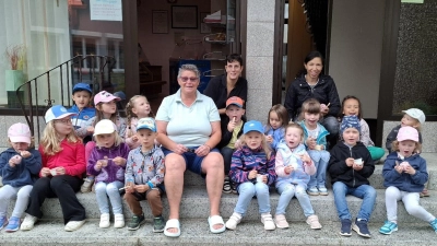  <br>Bild zeigt einen Teil der Kinder beim Eisessen zusammen mit Judith Zaus, Bianca Schinner und der Kinderhausleiterin Jasmin Fromm-Schäferhi.re.) (Bild: Josef Söllner)