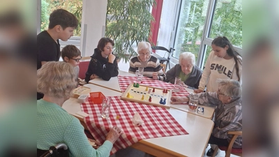 Beim gemeinsamen Spiel kommen die Generationen zusammen.  (Bild: Sebastian Bäumler)
