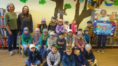 Die Kinder der „Arche Noah” zusammen mit den Mitarbeitern der Gemeindebücherei.<br>von links Monika Fuchs-Fechtner, Margit Frost und die Leiterin Frau Gabi Pilz (Bild: Vanessa Söllner)
