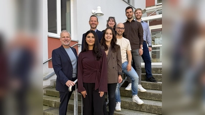 Schulleiter OStD Eduard Bauer, Ständiger Stellvertreter StD Klaus Binner mit den fünf neuen Studienreferendarinnen und Studienreferendaren und ihrer Seminarlehrkraft Andrea Ruhland-Birner. (Bild: Andrea Ruhland-Birner)