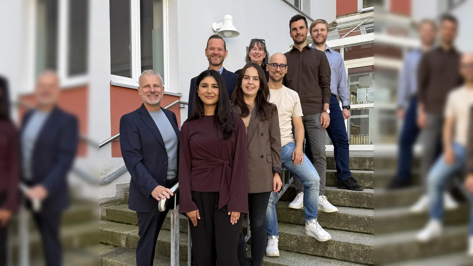 Schulleiter OStD Eduard Bauer, Ständiger Stellvertreter StD Klaus Binner mit den fünf neuen Studienreferendarinnen und Studienreferendaren und ihrer Seminarlehrkraft Andrea Ruhland-Birner. (Bild: Andrea Ruhland-Birner)