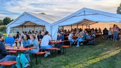 Die Besucher des Sommerfestes genossen die Gemeinschaft. (Bild: Alexander Fischer)