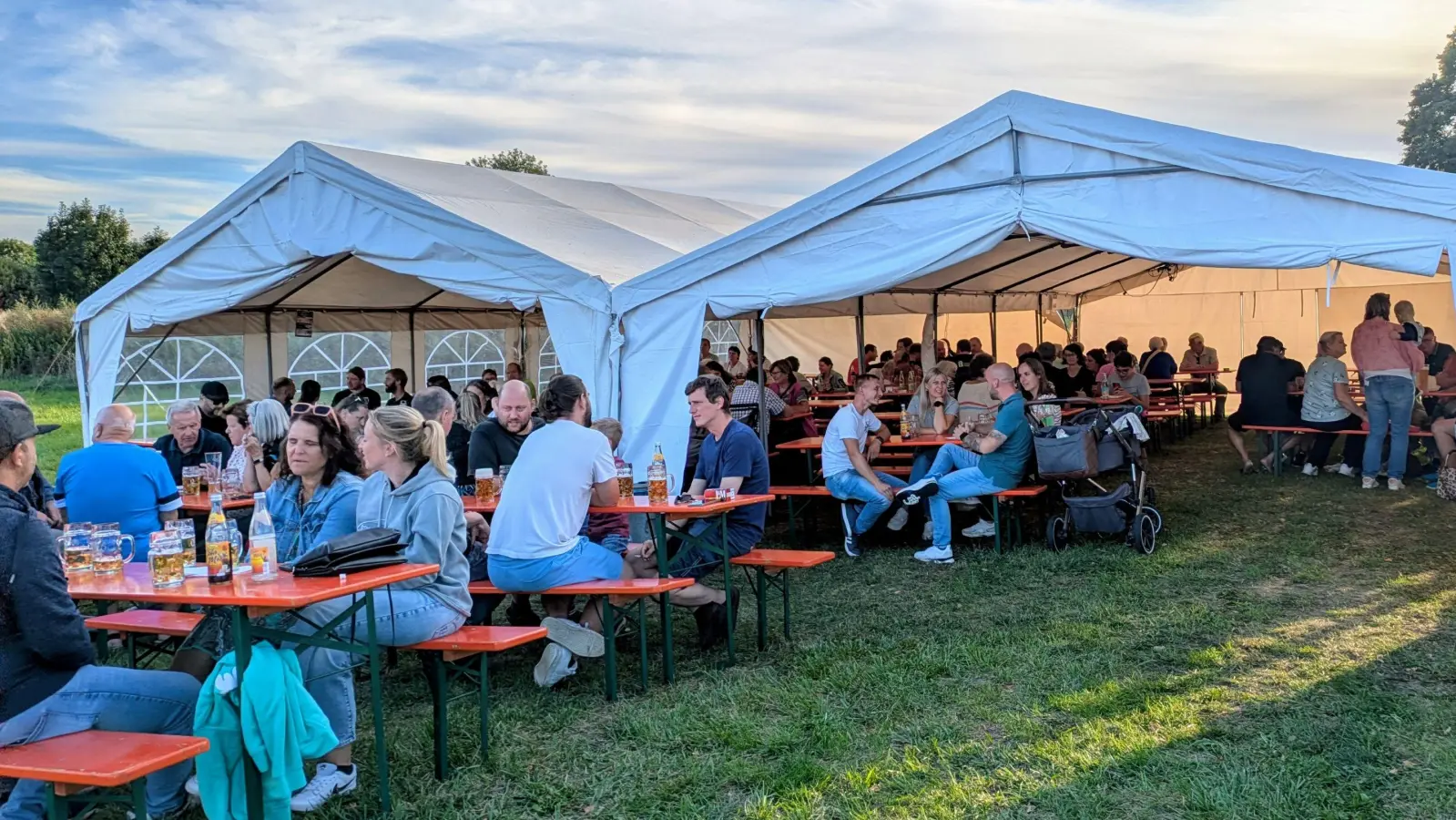 Die Besucher des Sommerfestes genossen die Gemeinschaft. (Bild: Alexander Fischer)