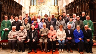 Die Ehejubilare der Pfarreiengemeinschaft Amberg-St. Georg und Luitpoldhöhe-St. Barbara mit Stadtpfarrer Markus Brunner (2. Reihe rechts), Kaplan Johannes Spindler (2. Reihe links), Pfarrgemeinderatssprecher Michael Suttner (3. Reihe rechts) und Gemeindereferentin Gabriele Papp (3. Reihe links) (Bild: Manuela Suttner)