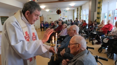 Pfarrer Max Früchtl erteilte im Seniorenheim „Am Reiserwinkel“ im Rahmen der heiligen Messe allen Heimbewohnern den Blasiussegen. (Bild: Fred Lehner)
