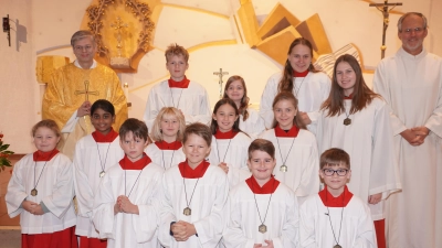 Ministrantenaufnahme in der Pfarrei St. Sebastian Waldthurn. Insgesamt neun neue Minis werden von Pfarrer Norbert Götz in Beisein von bereits „altgedienten Messdienern” und Mesner Horst Pleyer in die Waldthurner Ministrantenschar aufgenommen. (Bild: Franz Völkl)