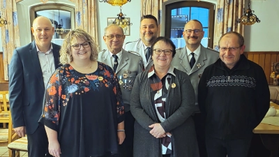 Ehrengäste und Vorstände mit geehrten der „Hans Schiener Gedächtnismedaille“. Von links: 2.Bgm. Markus Preisinger, Beate Schiener 1. Vorsitzender Alois Freundl, 2. Vorsitzender und stv. Kreisvorsitzender Thorsten Schiener, Lucia Schwägerl, Wilhelm Schiener, H.H. Pfarrer Thomas Thiermann. (Bild: Thorsten Schiener)