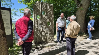 Entlang des Geopfads hinauf zum Gipfel des Parksteiner Vulkankegels erläuterte Martin Füßl (2. von links)die verschiedenen Gesteinsexemplare. (Bild: Hermann Müller)