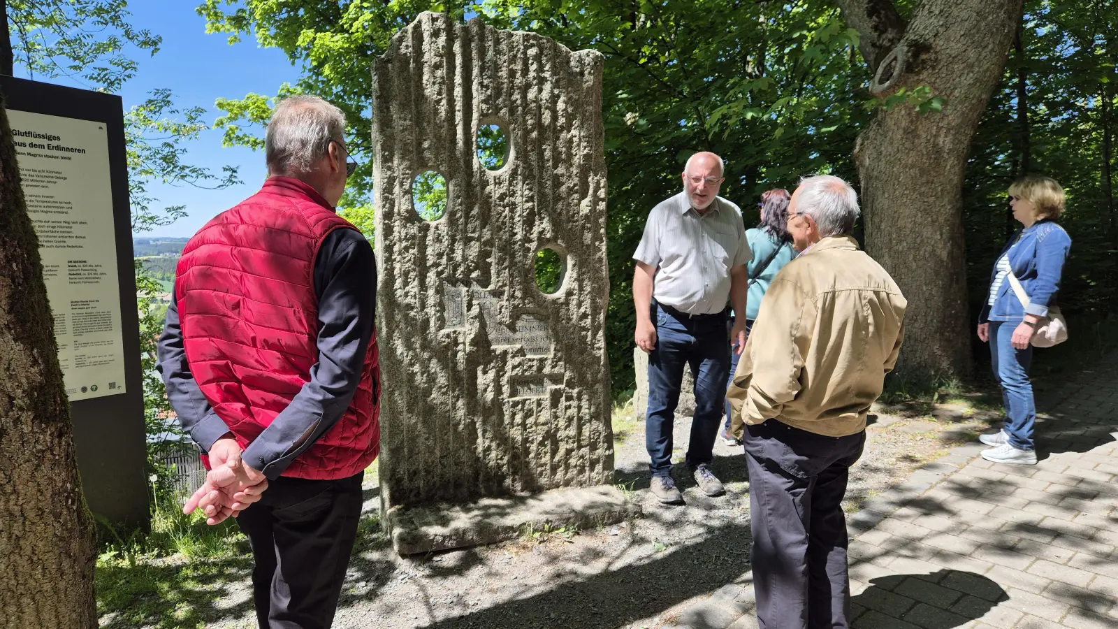 Entlang des Geopfads hinauf zum Gipfel des Parksteiner Vulkankegels erläuterte Martin Füßl (2. von links)die verschiedenen Gesteinsexemplare. (Bild: Hermann Müller)
