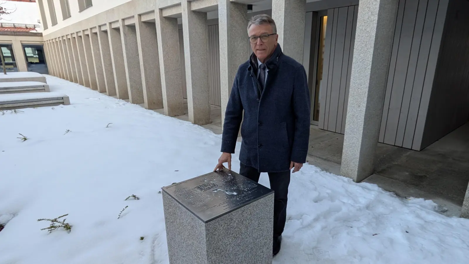Bürgermeister Franz Stahl beim Stadtbaustein im Innenhof des Rathauses II (Bild: Mirko Streich)