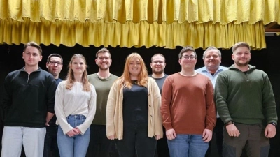 CSU Ortsvorsitzender Michael Schedl (hinten rechts) gratuliert der neu gewählten Vorstandschaft. (Bild: Lena Schedl)