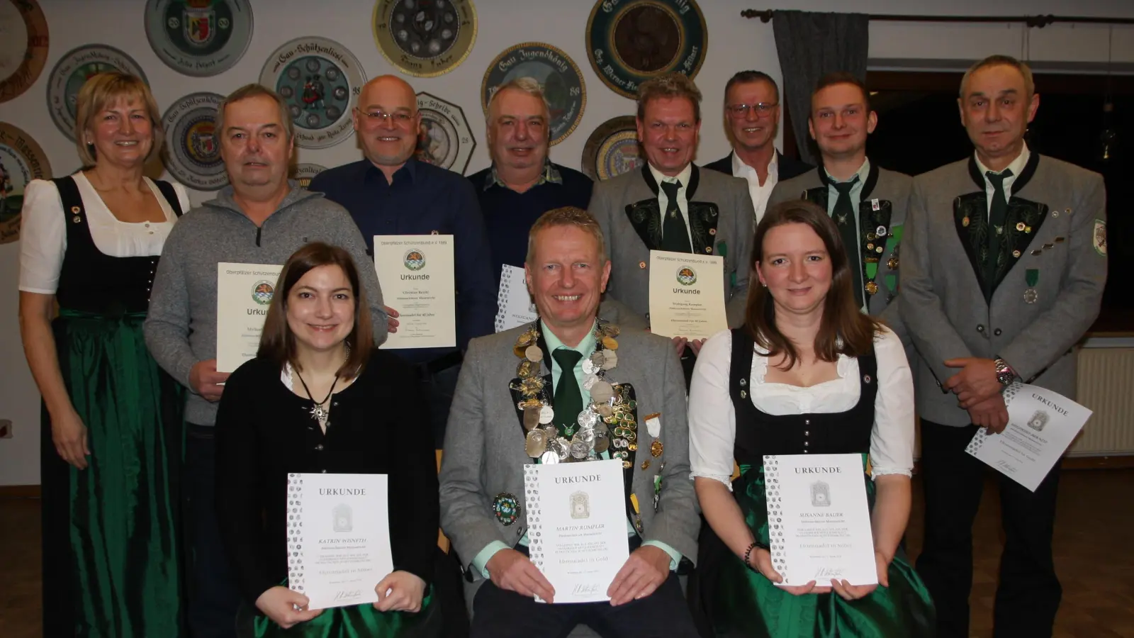 Von links: 1. Vorsitzenden Anita Zirnig, Michael Trummer, Christian Reichl, Wolfgang Trummer, Wolfgang Rumpler, 1. Bürgermeister Hermann Falk, 2. Vorsitzender Paul Rumpler, Siegfried Berndt. Erste Reihe sitzend von links: Katrin Wisneth, Martin Rumpler, Susanne Bauer.  (Bild: Valentin Rumpler)