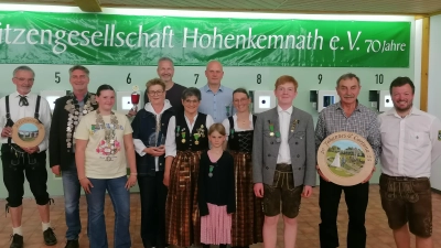 Von links: Festscheibengewinner Hermann Schmidt, Schützenkönig Anton Götz, Jugenkönig Gloria Kurz, Gewinnerin des Muttertagpokals Brigitte Hirsch, LP-Pokal Gewinner Matthias Wenkmann, 1. Zofe Renate Schmidt, 1. Ritter Benjamin Rachl, 1. Jugendritter Annika Rachl, 2. Zofe Manuela Geitner, 2. Jugendritter Johannes Lautenschlager, Gewinner der Hochzeitsscheibe Günter Bernreuter und 1. Schützenmeister Johannes Wenkmann.  (Bild: Hermann Schmidt)