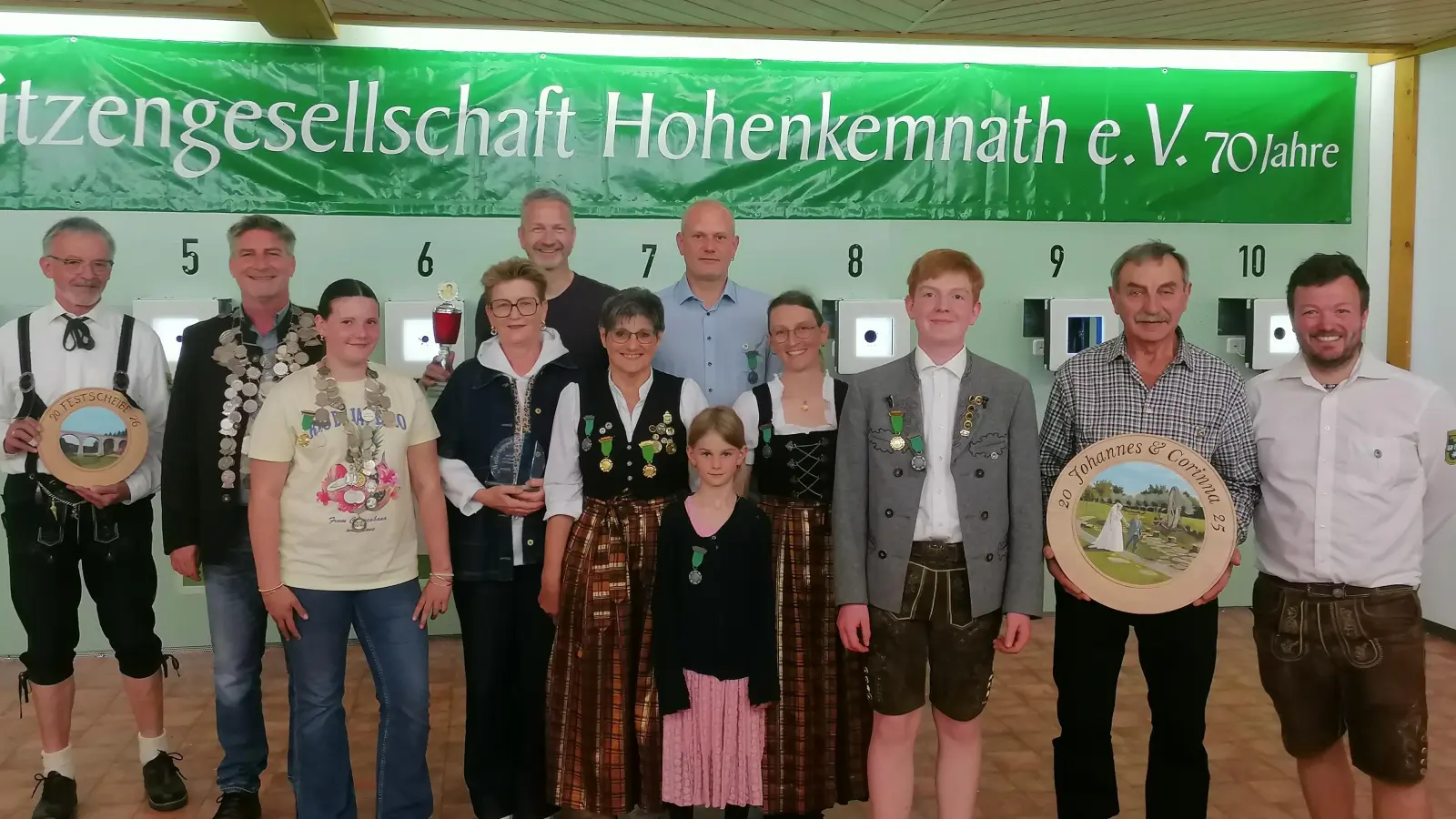 Von links: Festscheibengewinner Hermann Schmidt, Schützenkönig Anton Götz, Jugenkönig Gloria Kurz, Gewinnerin des Muttertagpokals Brigitte Hirsch, LP-Pokal Gewinner Matthias Wenkmann, 1. Zofe Renate Schmidt, 1. Ritter Benjamin Rachl, 1. Jugendritter Annika Rachl, 2. Zofe Manuela Geitner, 2. Jugendritter Johannes Lautenschlager, Gewinner der Hochzeitsscheibe Günter Bernreuter und 1. Schützenmeister Johannes Wenkmann.  (Bild: Hermann Schmidt)