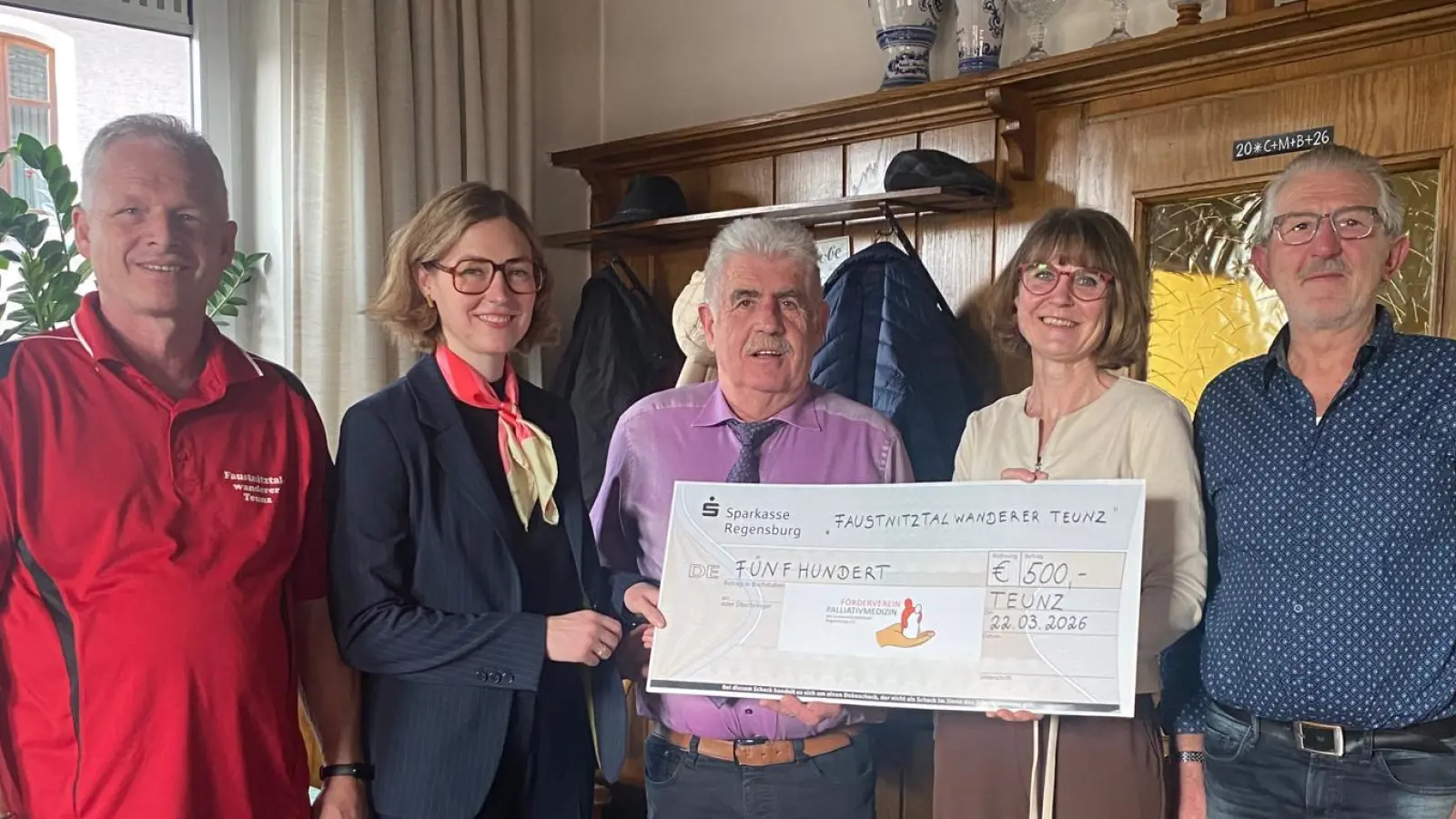 Frau Dr. Christine Steger-Arand und an Frau Lena Schöftenhuber vom Förderverein Palliativmedizin am UK Regensburg nehmen den Spendenscheck von 1. Vorsitzenden Hans Pfannenstein in Empfang. Mit im Bild 1. Kassier Reinhard Greber und 2. Vorstand Hans Voit. (Bild: Johann Pfannenstein)