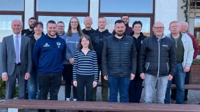 Hinten, von links: Johannes Demleitner, Thorsten Niewolik, Norbert Högl, Corbinian Wedlich, Helmut Müller. Mitte, von links: Monika Grätz, Nele Aures, Stefan Högl, Claudia König, Harald Holzinger. Vorne, von links: Bürgermeister Peter König, Tobias Prechtl, Christina Högl, Patrick Bauer, Werner Riedl. Es fehlen: Nicolai Schützenmeier und Amelie Kraus. (Bild: Tobias Prechtl)