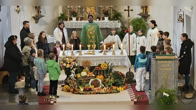 Pfarrvikar Dr. John Palathinkal und das Familiengottesdienstteam beten mit den Kindern das Vaterunser (Bild: Daniel Nickl)