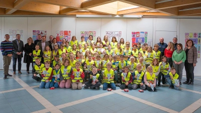 Führerschein-Neulinge an der Jahnschule mit ihren Lehrkräften, Verkehrserziehern und Gästen. (Bild: Brigitte Weigl)