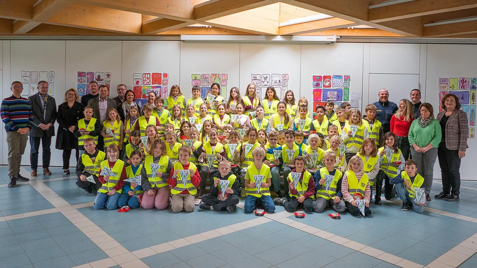 Führerschein-Neulinge an der Jahnschule mit ihren Lehrkräften, Verkehrserziehern und Gästen. (Bild: Brigitte Weigl)