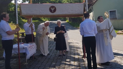 Zahlreiche Gläubige beteiligten sich am Flurumgang bzw. der Bittprozession am Pfingstmontag. Pfarrer Udo Klösel trug das Allerheiligste unter dem Baldachin mit und erteilte jeweils den Segen an den vier Altären wie hier in Grub. (Bild: Peter Garreiss)
