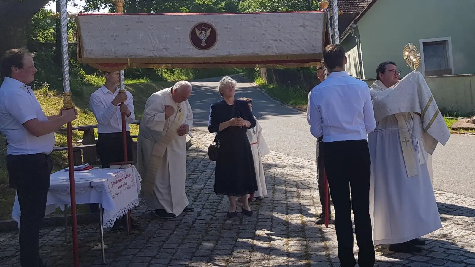 Zahlreiche Gläubige beteiligten sich am Flurumgang bzw. der Bittprozession am Pfingstmontag. Pfarrer Udo Klösel trug das Allerheiligste unter dem Baldachin mit und erteilte jeweils den Segen an den vier Altären wie hier in Grub. (Bild: Peter Garreiss)