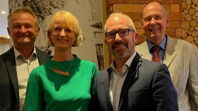 Neuer Präsident der Lions Oberpfälzer Wald ist Thorsten Matheja (Dritter von links). Er übernimmt das Amt von Martina Lampier. Clubmaster Walter Prey (links) und Gründungspräsident Siegfried Rossmann (rechts) gratulierten.  (Bild: Claudia Völkl)