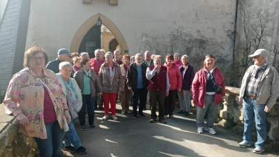 'Ein Teil der Wandererbesuchergruppe vor dem Schloßtor von Greifenstein bei Heiligenstadt (Bild: Anton Heindl)