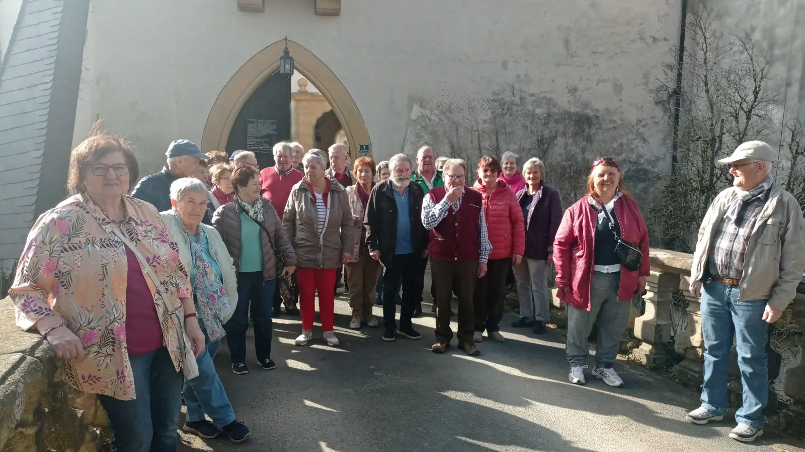 'Ein Teil der Wandererbesuchergruppe vor dem Schloßtor von Greifenstein bei Heiligenstadt (Bild: Anton Heindl)