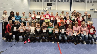 Teilnehmer und Trainerinnen bei der Verleihung des Deutschen Sportabzeichens beim TuS Vilseck. (Bild: Barbara Püschel)