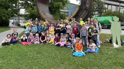 Die Besichtigung der Großfahrzeuge bot unter anderem interessante Einblicke in die Welt der Zementproduktion. (Bild: Karin Breitschaft)