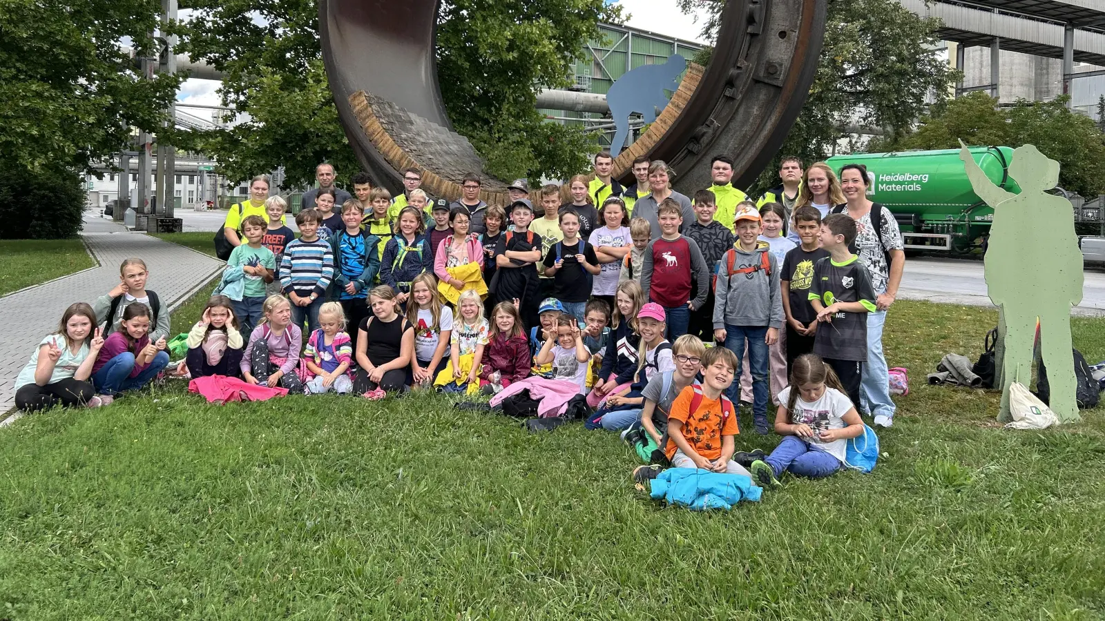 Die Besichtigung der Großfahrzeuge bot unter anderem interessante Einblicke in die Welt der Zementproduktion. (Bild: Karin Breitschaft)