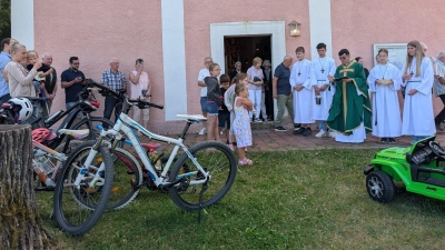 Pater Ivo segnet die Fahrzeuge der Kinder. (Bild: Ulrike Lehner)