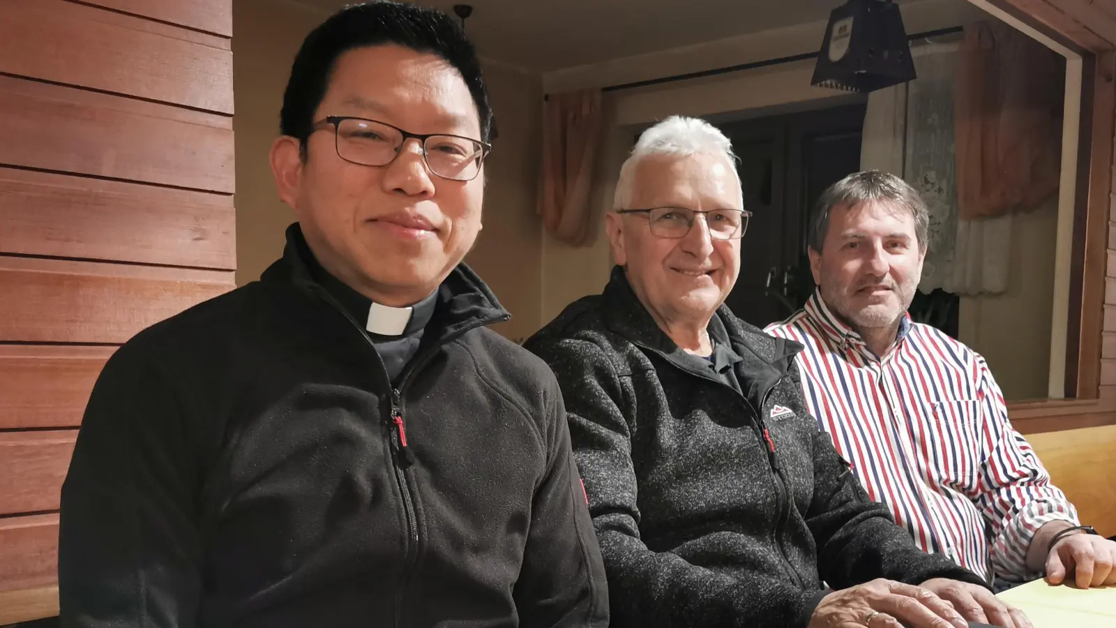 Vorstand Manfred Schaller, daneben die „geborenen Mitglieder“ Pater Samuel Patton und Bürgermeister Ewald Plössner. (Bild: Herbert Ziegler)