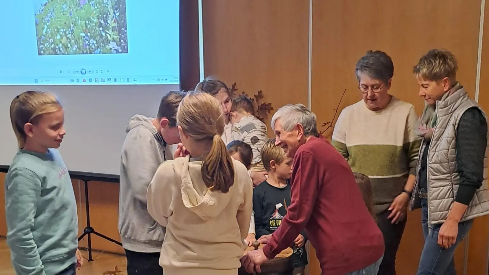 Die Kinder aus der Jugendgruppe des OGV „Wilde Beeren Wichtel” beim Ausbuttern mit Frau Heldmann, die fachmännische Anleitung gab. (Bild: Angela Kredler)