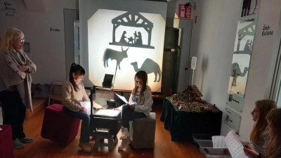 Die Grundschulkinder beim Präsentieren ihrer Geschichten. Links im Bild: Marianne Stangl (Bild: Erika Rahm)