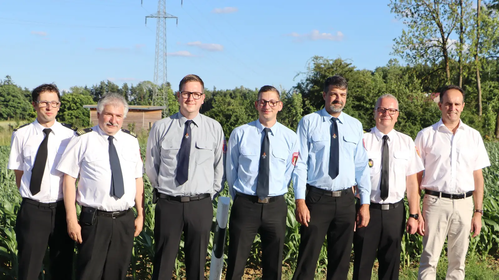 Die drei neuen Führungskräfte Dominik Graf, Markus Luber, Christian Grädler der FFW Edelsfeld eingerahmt von KBM Norbert Sperber, KBI Hans Sperber, KBR Christoph Strobel und Bgm Hans-Jürgen Strehl (von links) (Bild: Rudi Gruber)