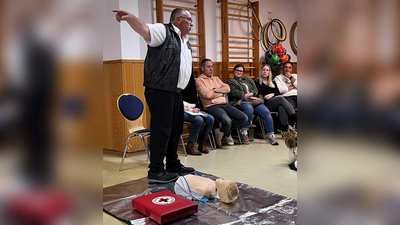 Referent Richard Wagner bei der praktischen Demonstration der Maßnahmen. (Bild: Bianca Kastner)