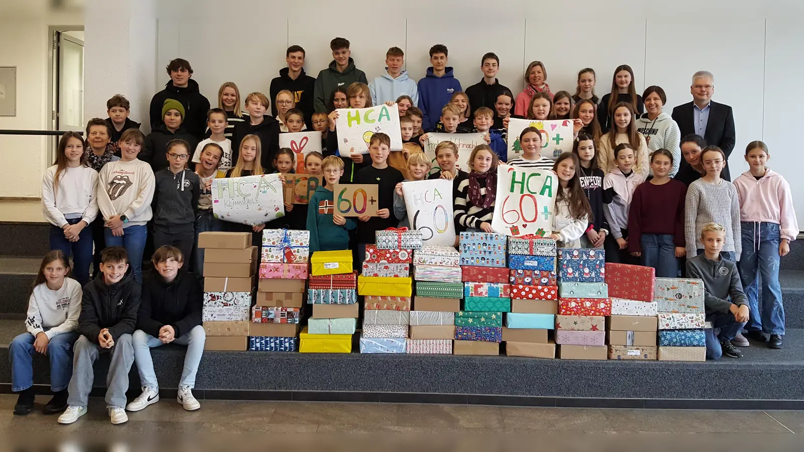 Das Foto zeigt die engagierten Paketschnürer des HCA mit dem Schulleiter, OStD Ulrich Zänker, hinten rechts. (Bild: Emilia Rösel/Emily Dehling )