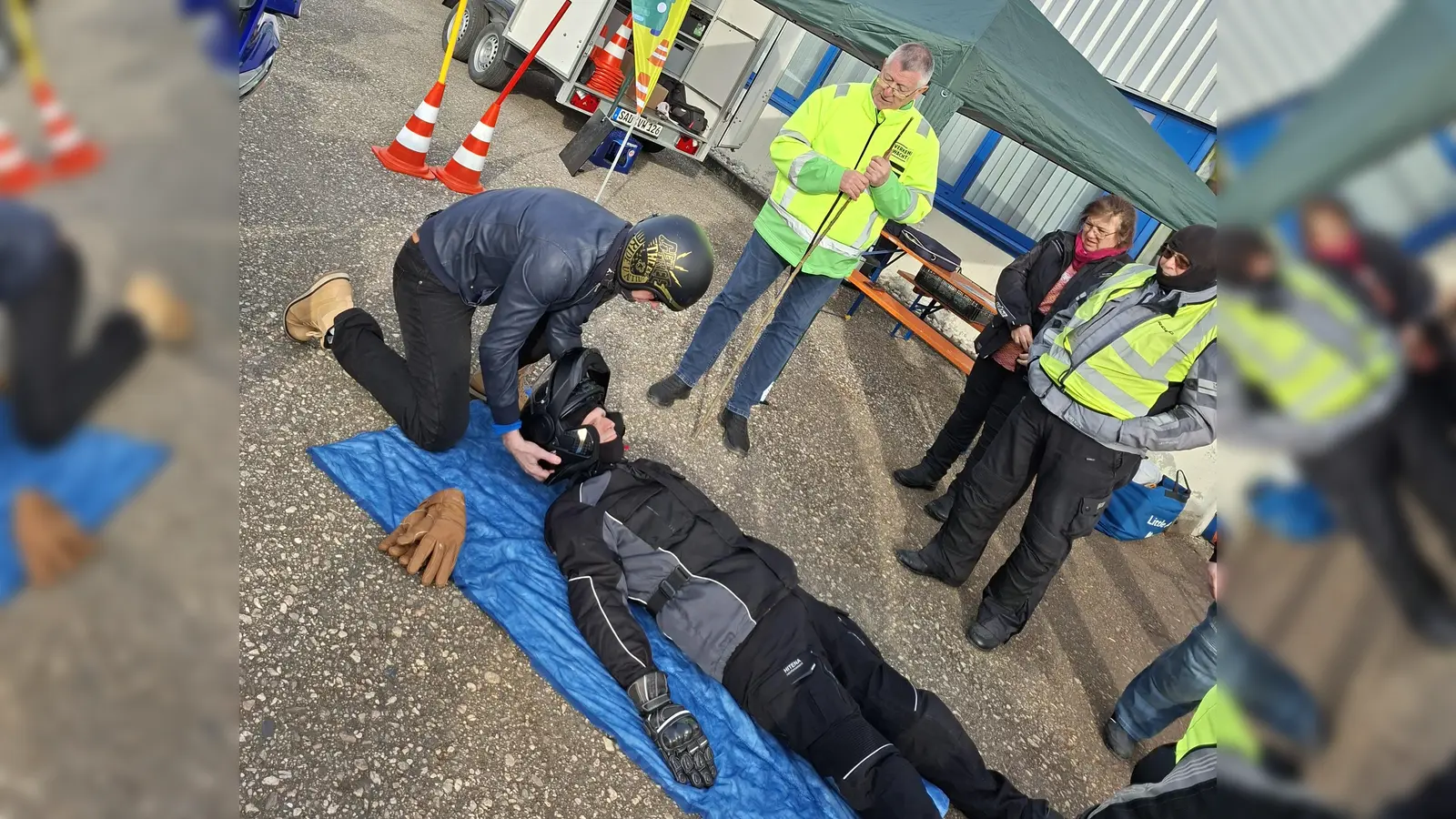 Helmut Kramer vermittelt die sichere Helmabnahme nach Unfall. (Bild: Reinhold Ziermeier)