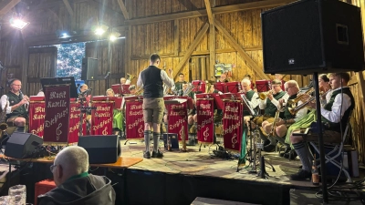 Die Dießfurter Musikanten zeigten sich beim Fischerfest in Reuth erneut von ihrer besten Seite.  (Bild: Christina Schmalzl)