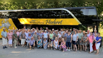 Gruppenbild - Seniorenbeauftragte Gabriele Beck organisierte mit Busunternehmen Herbert und mit ihrem Helferteam einen Tagesausflug nach Weltenburg für die Schwarzenfelder Senioren  (Bild: Silvia Beck)