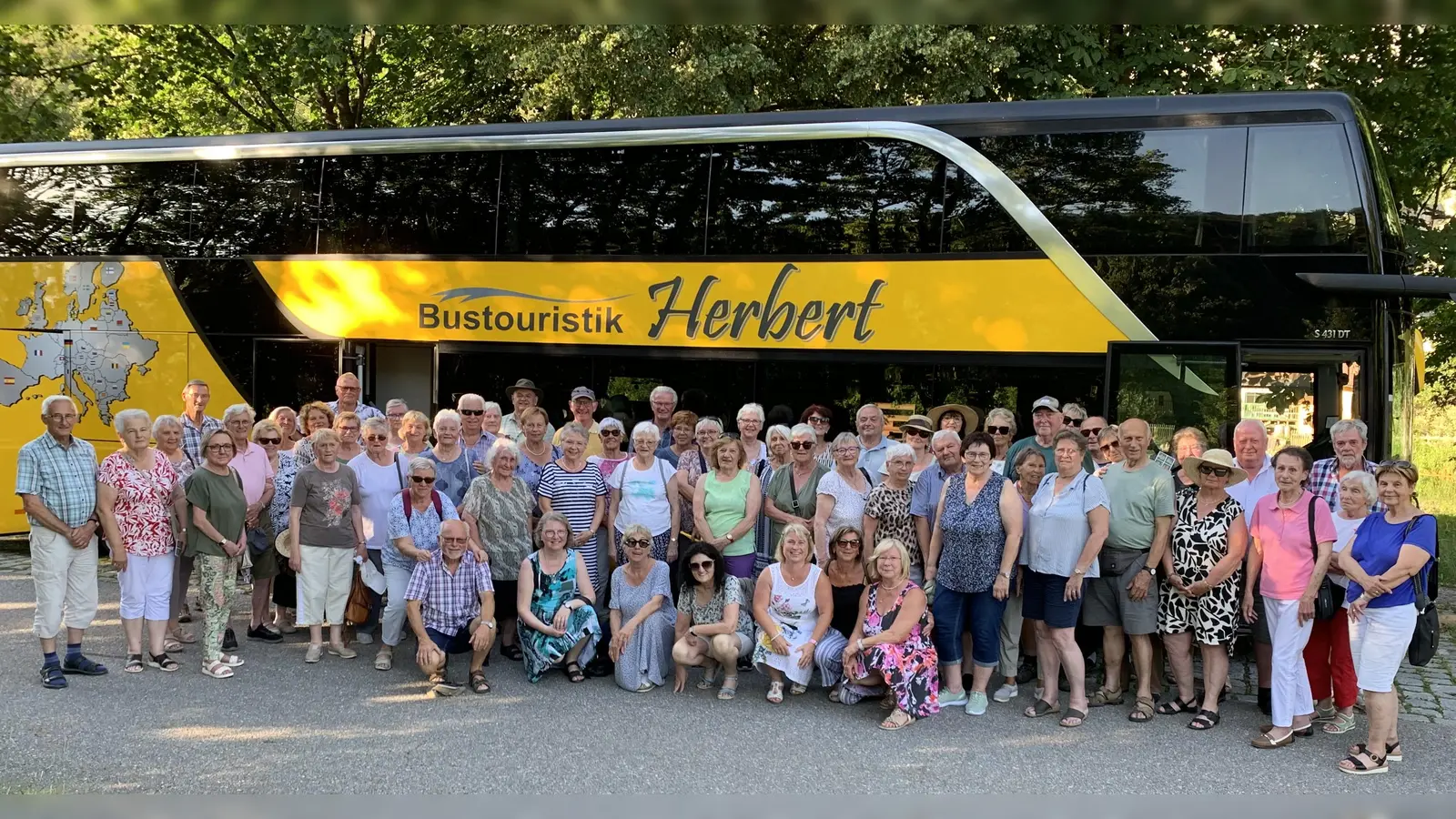 Gruppenbild - Seniorenbeauftragte Gabriele Beck organisierte mit Busunternehmen Herbert und mit ihrem Helferteam einen Tagesausflug nach Weltenburg für die Schwarzenfelder Senioren  (Bild: Silvia Beck)