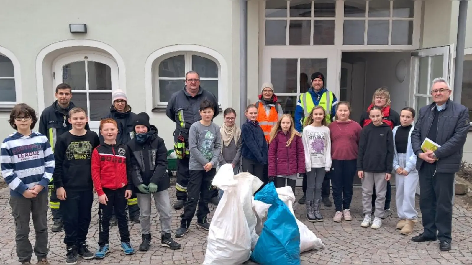 Teilnehmer der Rama-Dama-Aktion (Bild: Heidlinger Brigitta)