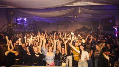 Ausgelassene Stimmung auf der 90er-Party der Feuerwehr Windischeschenbach (Bild: Verena Lindner)