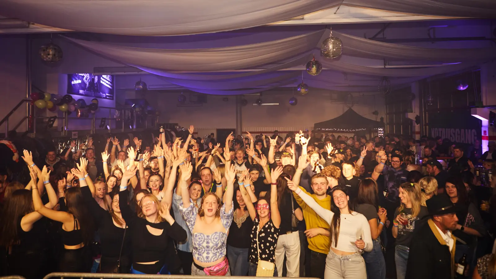 Ausgelassene Stimmung auf der 90er-Party der Feuerwehr Windischeschenbach (Bild: Verena Lindner)