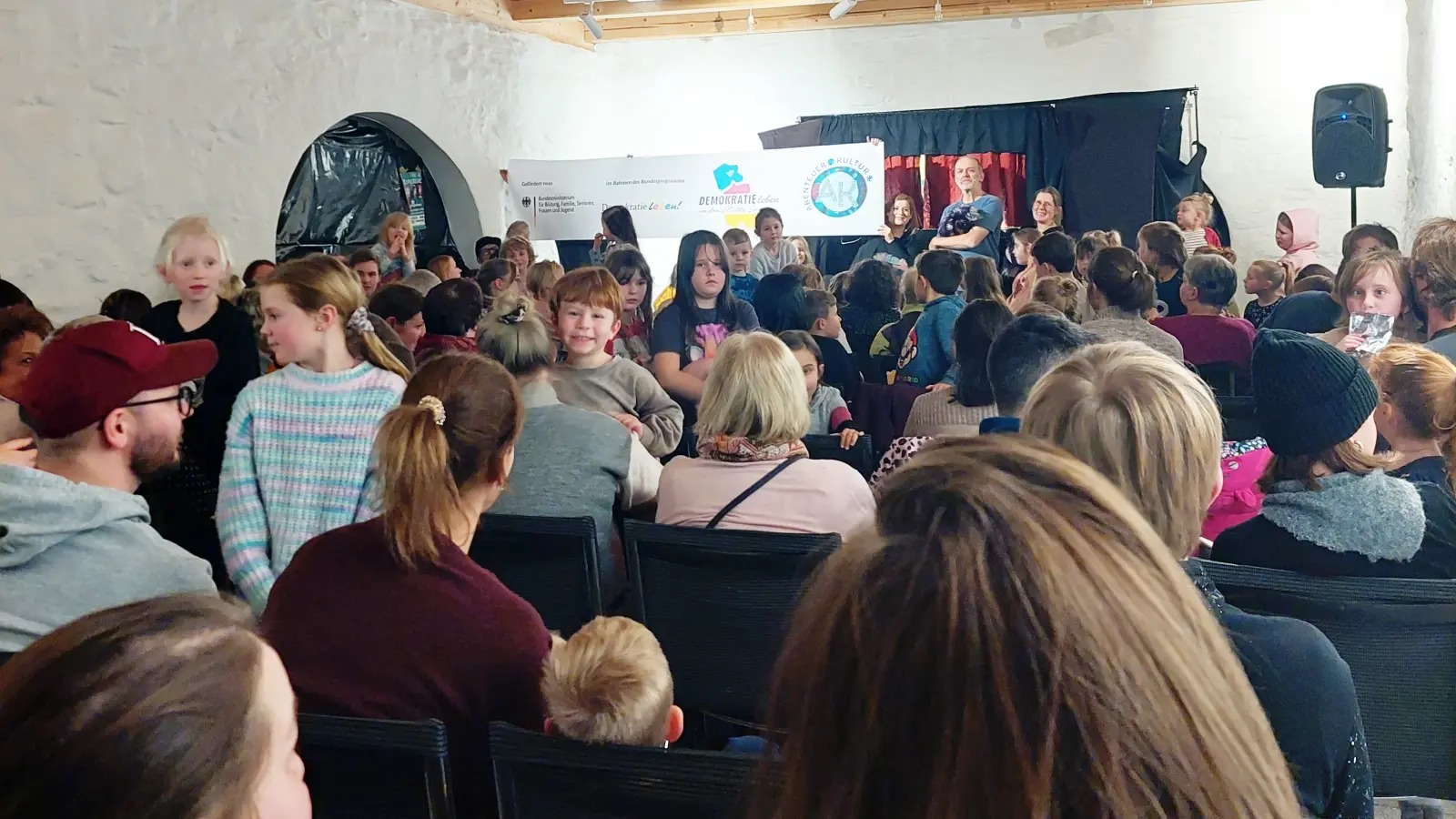 Ein voll gefüllter Saal beim Puppentheater „Toni - das Meerschweinchen”, gefördert vom Bundesprogramm „Demokratie leben!” (Bild: Maria Schedl)