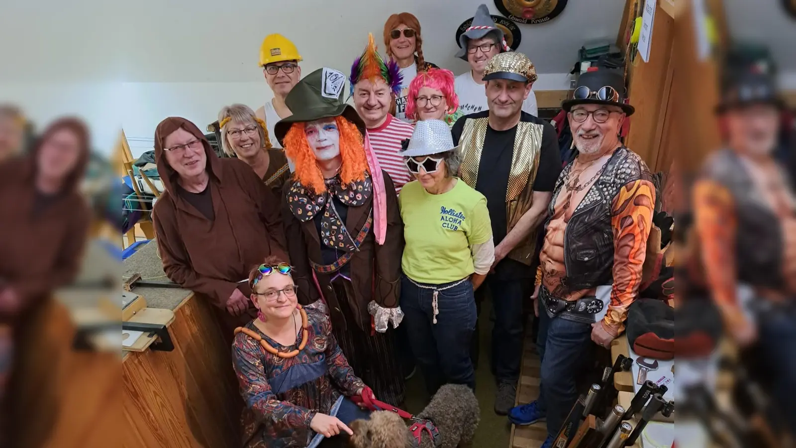 Siegerin Birgit Böttner (vorne knieend) mit den maskierten Faschingsschützen. (Bild: Lorenz Geitner)