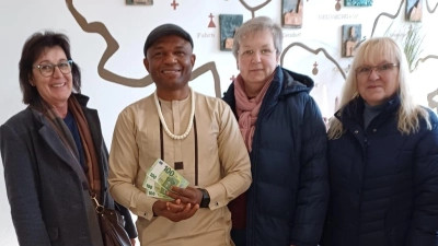 Pfarrvikar Emmanuel Obgu (2. v. links) freute sich riesig über die großzügige Spende, die Monika Bösl (links außen), Theresia Schwendner (2. v. rechts) und Gerlinde Gersing (rechts außen) überbrachten. (Bild: Elisabeth Bauer)